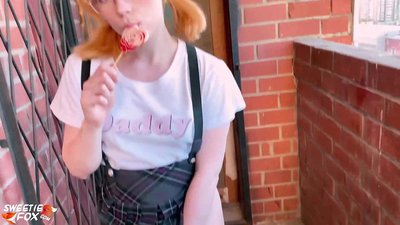 Schoolgirl Sikini derinden Sucks ve sınıflar yerine sikikleri.