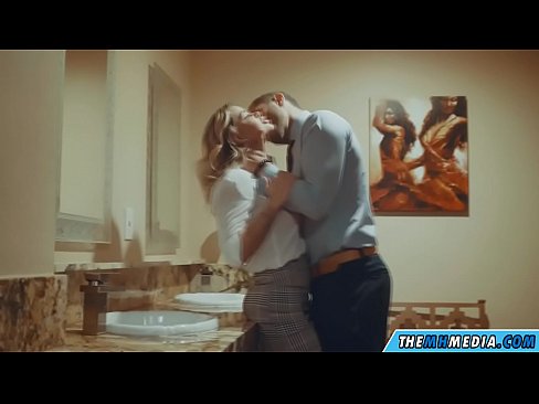 ❤️ Büyük memeli bir sarışın seni umumi tuvalette baştan çıkardığında Porno bizde ❌❤